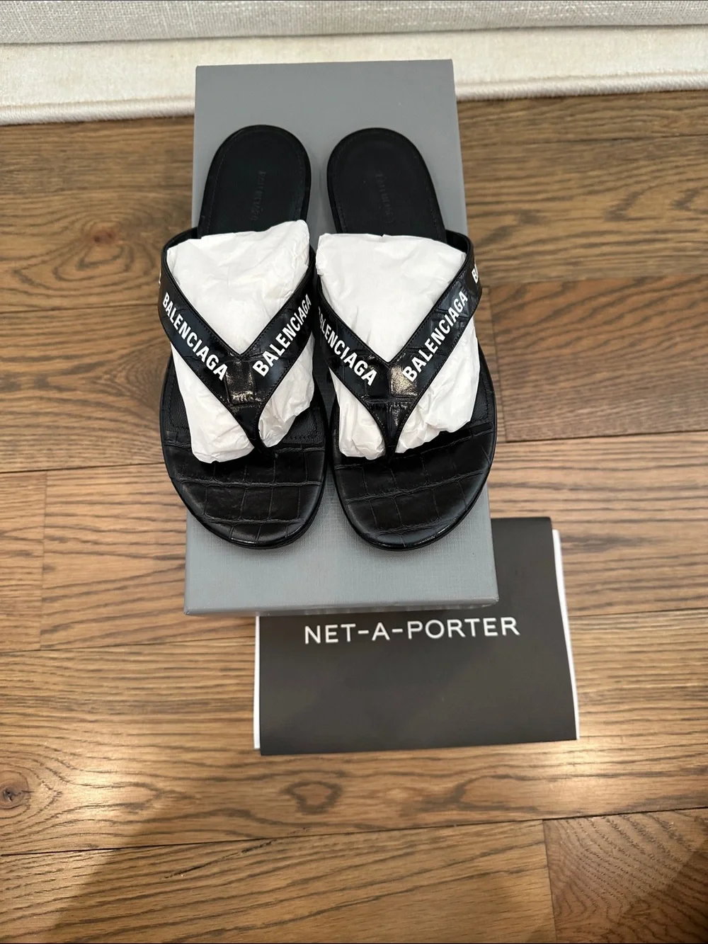 Balenciaga Black Patent Logo Thong Sandals - Picture 3 of 3
